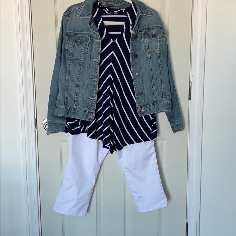 Sleeveless striped top. T-shirt material.